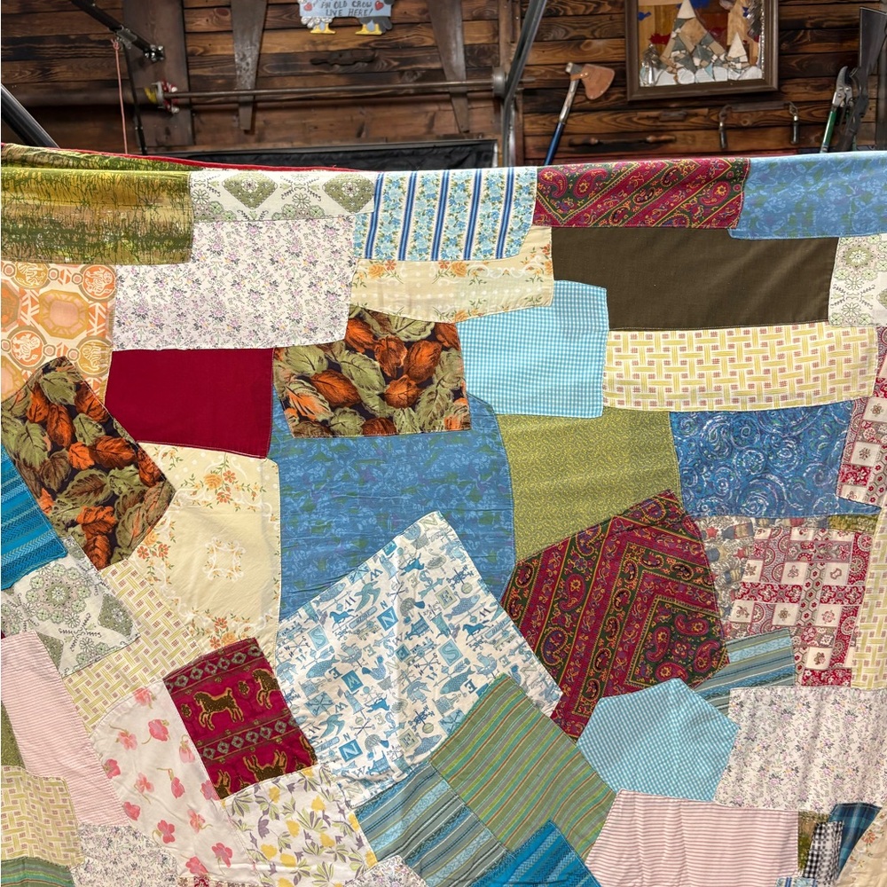 Vibrant Patchwork Quilt Had Made Vintage Fabric - Picture 5 of 15